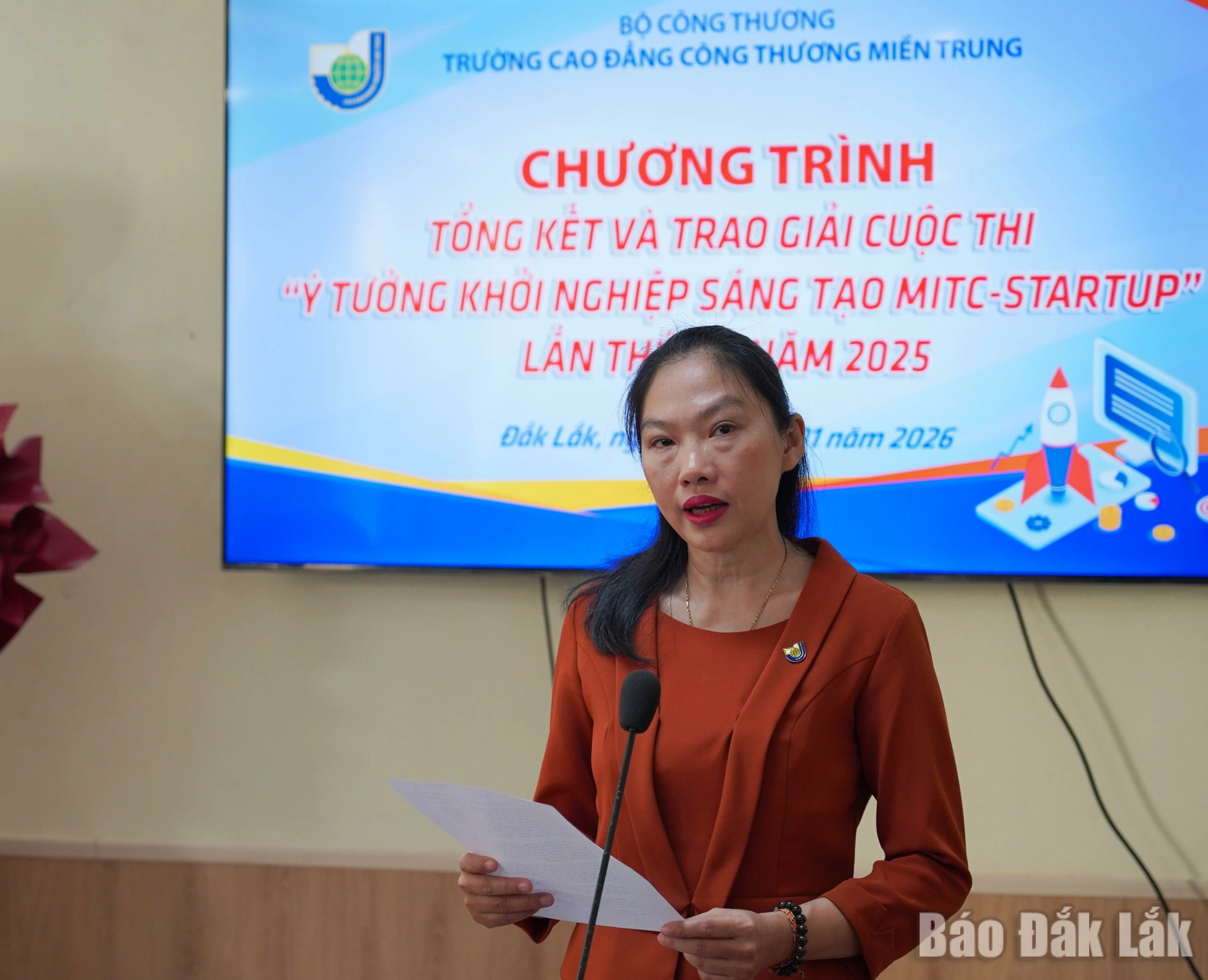 Cô Nguyễn Thị Kim Ngọc, Quyền Hiệu trưởng Trường Cao đẳng Công Thương Miền Trung phát biểu tại lễ trao giải