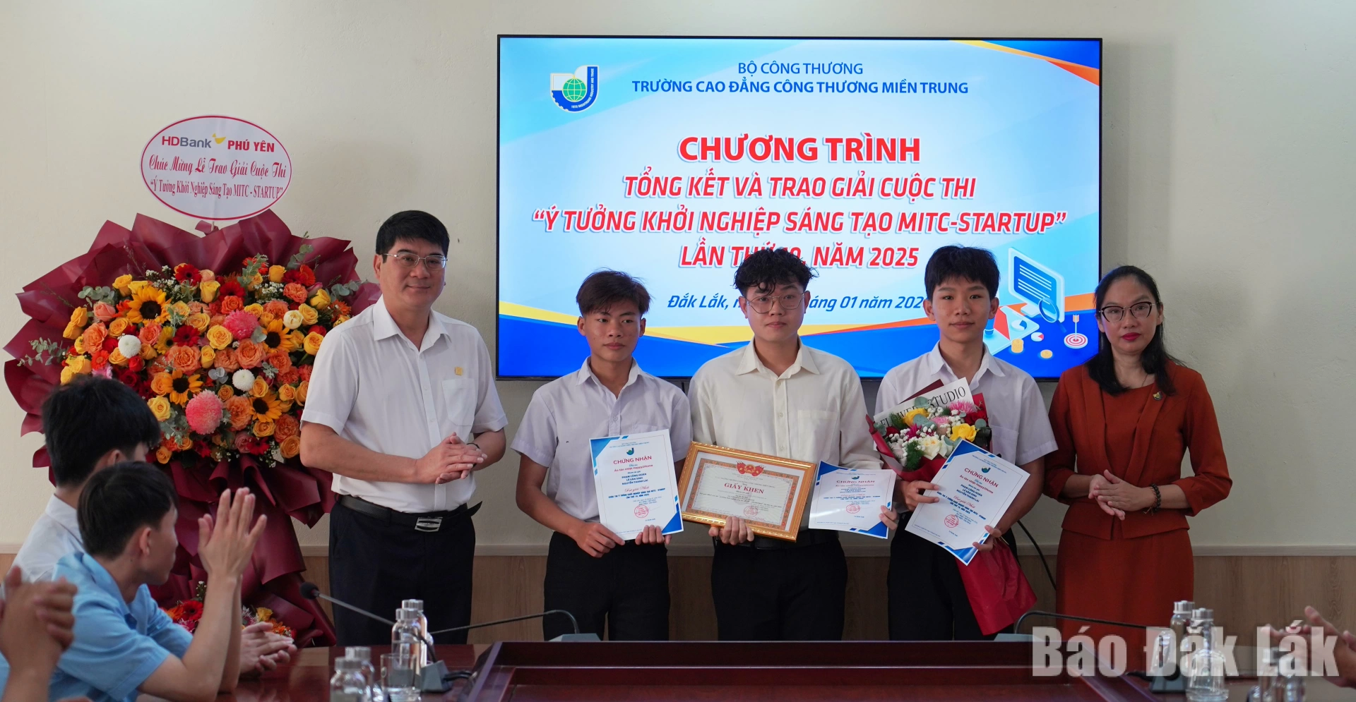 Ban tổ chức trao giải nhất cho dự án Áo tản nhiệt Happy2Home.